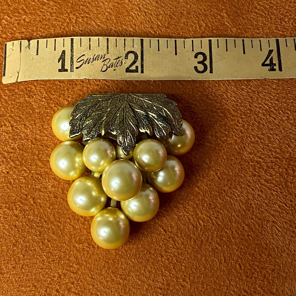 Vintage dress or fur clip. No markings.